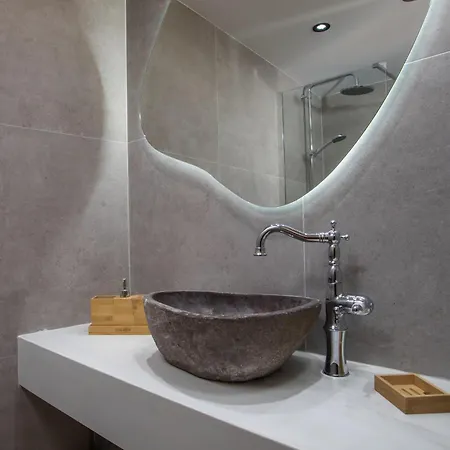 Alexandras Stone House