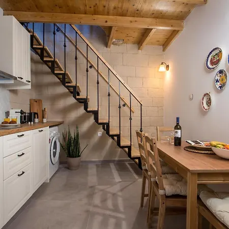 Alexandras Stone House *